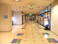 通路をまっすぐ進むと出口の左側に当院の入口がございます。